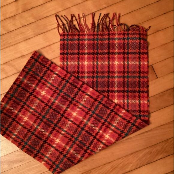 HOUNDSTOOTH PLAID 100% CASHMERE FRINGED SCARF MADE IN SCOTLAND
12” x 62” - Picture 2 of 5